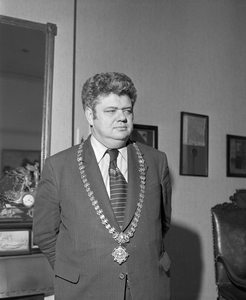 882176 Portret van Hendrik ('Henk') Johan Lubert Vonhoff (1931-2010), burgemeester van Utrecht, in zijn werkkamer op ...